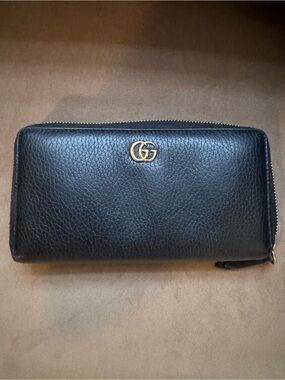 Gucci Black Pebbled Leather Zip Wallet with Gold GG